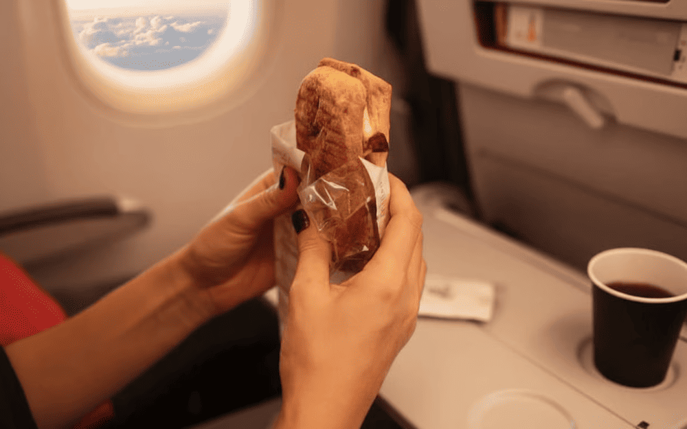 Hành khách có thể mang một số loại đồ ăn lên máy bay với điều kiện đóng gói cẩn thận